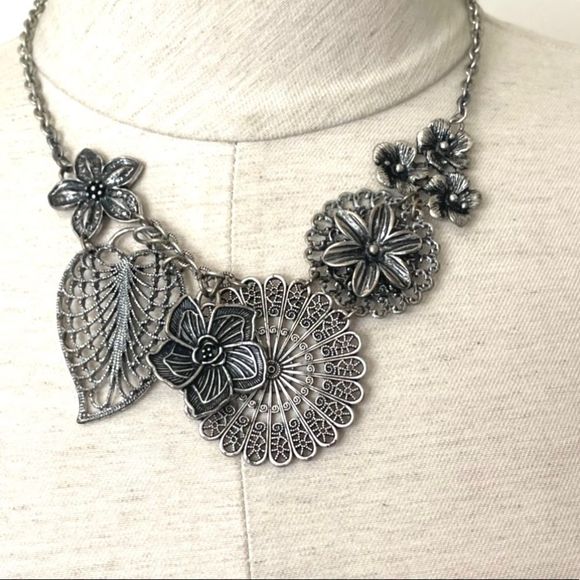 Premier Designs Silver Floral Necklace - Picture 1 of 13